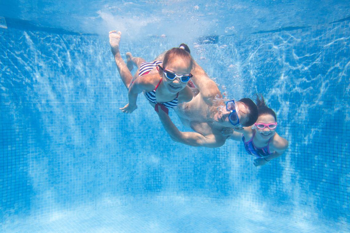 Famille piscine